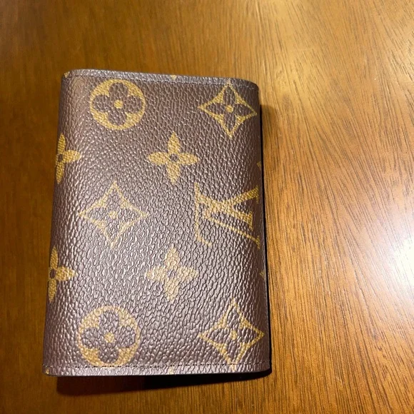 Louis Vuitton 6 Key Holder- Like New - Picture 2 of 7